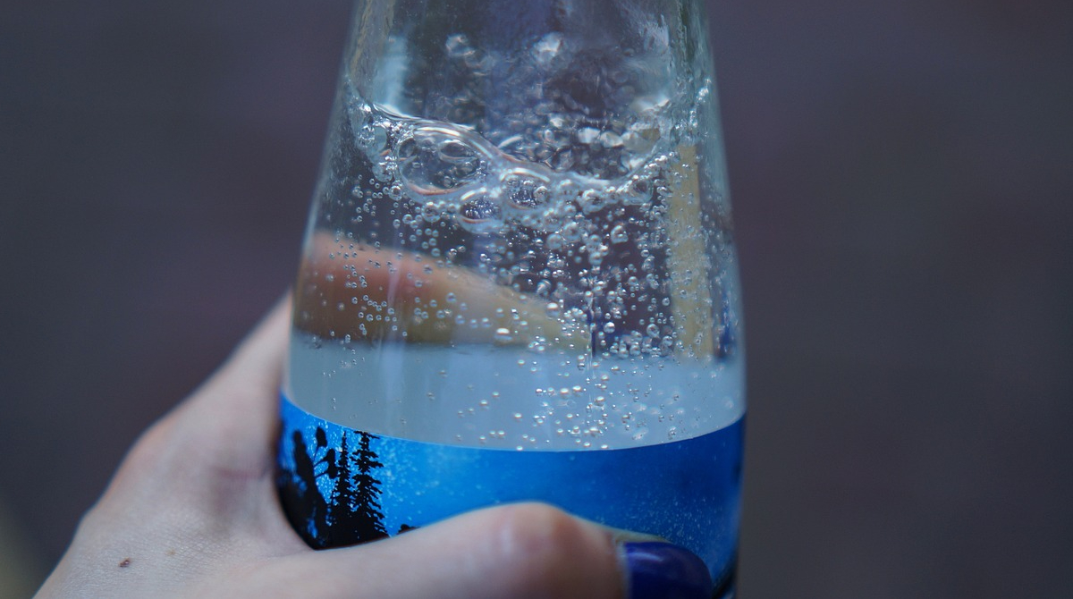 Agua con gas, una opción saludable precisada por la ciencia. Foto: Pixabay