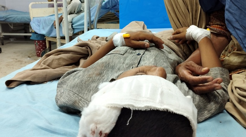 Herido por las fuertes lluvias en el hospital de Bannu, Pakistán. Foto: EFE