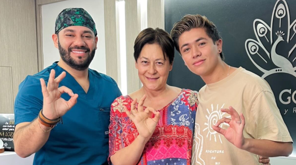 Alina Lozana luce su cambio de imagen junto a su novio Jim Velasquez y su cirujano. Foto: Instagram Alina Lozano Acosta