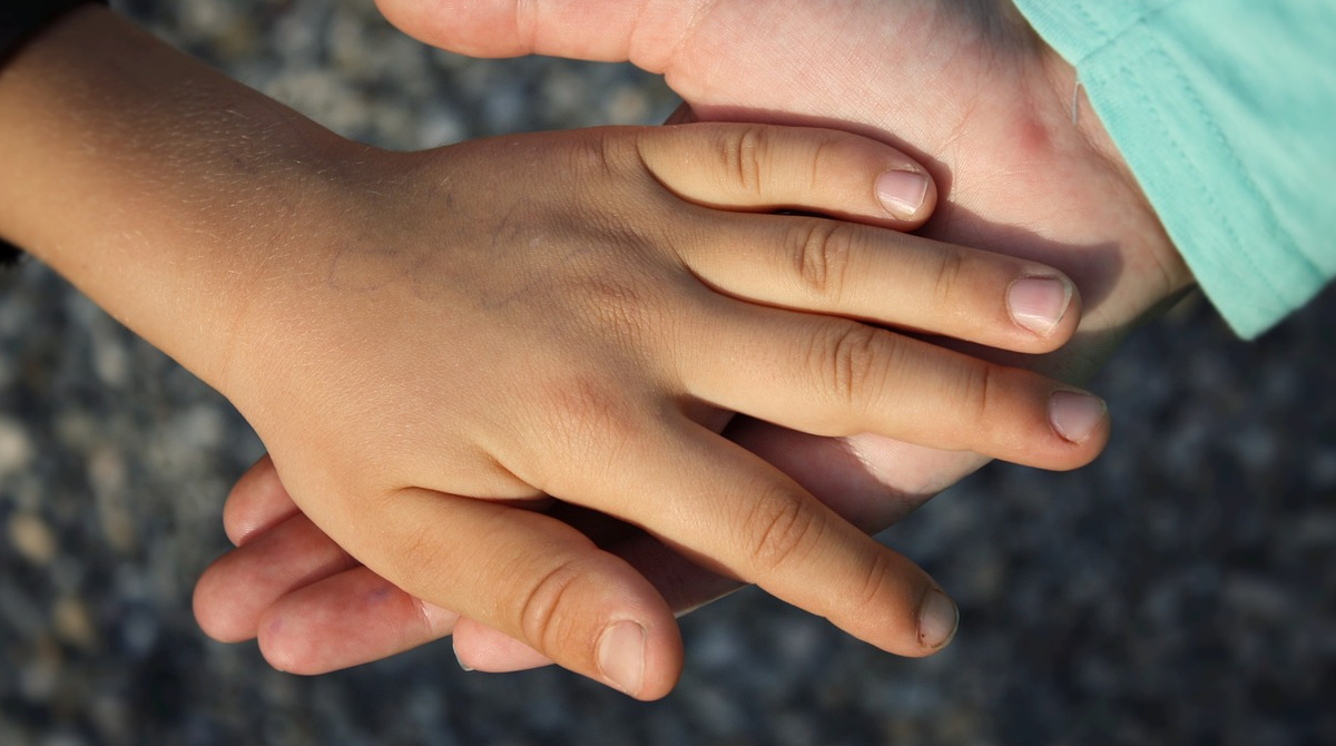 Imagen referencial. Brigada quirúrgica busca ayudar a niños de bajos recursos que presenten lesiones en sus manos. Foto: Pixabay