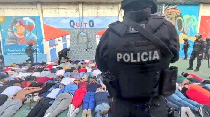La Policía Nacional intervino en la requisa dentro de la cárcel de El Inca, en Quito. Foto: Twitter Fausto Salinas
