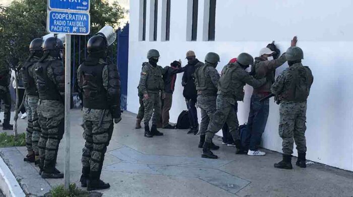 Militares registran a usuarios de la Ecovía, en Quito, para controlar el porte de armas en el espacio público. Foto: Twitter @TransporteQuito