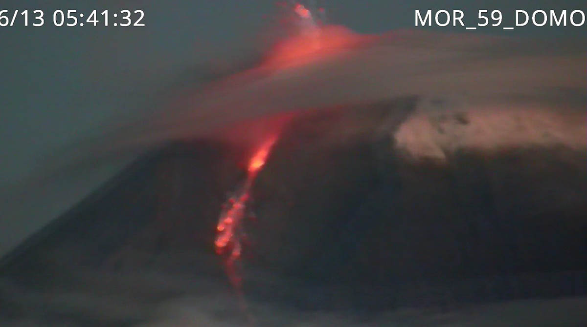 Cámaras del ECU 911 captaron la expulsión de material incandescente de la cumbre del volcán Sangay. Foto: Twitter