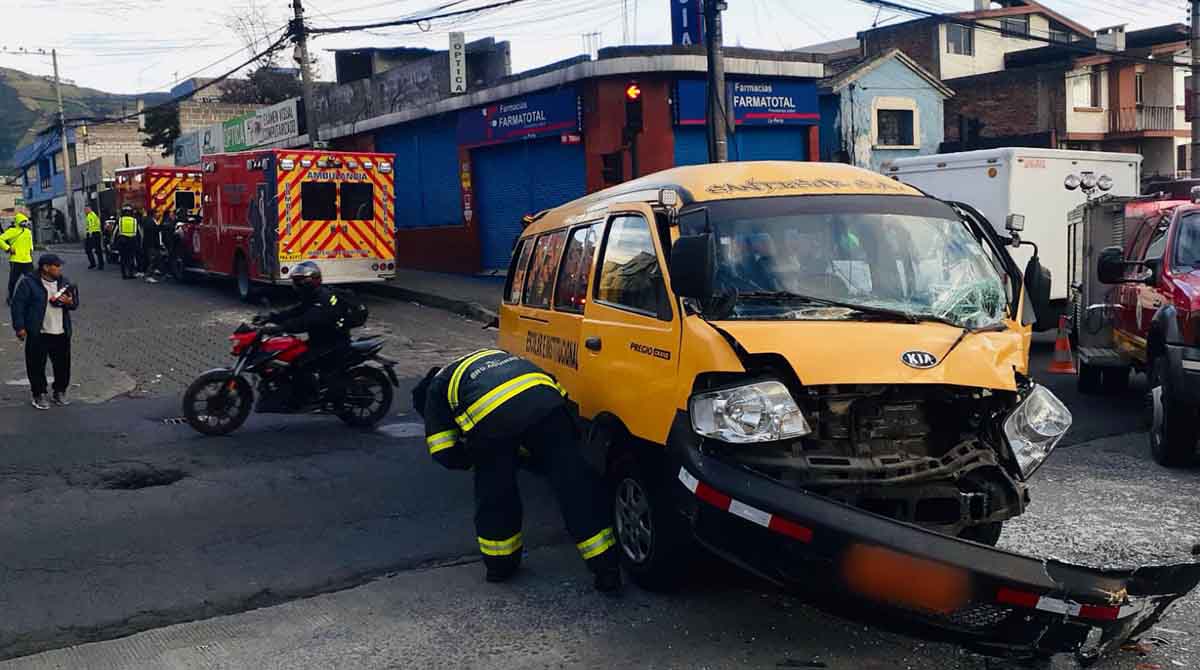 Un transporte escolar sufrió un siniestro de tránsito en Quito. Los bomberos atienden a 13 menores afectados y un adulto. Foto: Twitter @ECardenasVarela