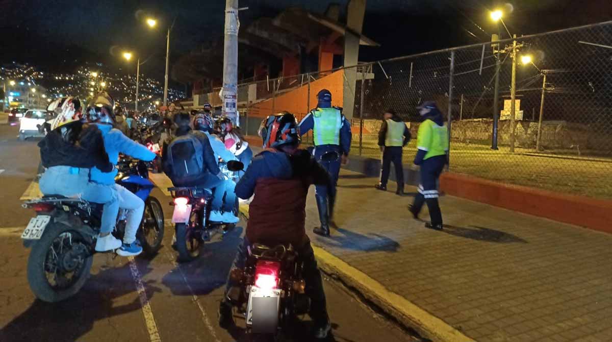 En varios sectores de Quito se ejecutó operativos en contra de los 'piques'. Foto: Twitter AMT