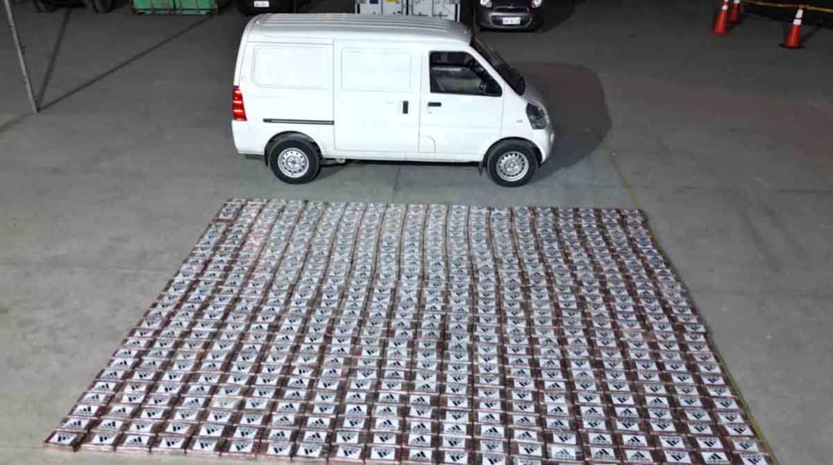 La Policía Nacional decomisó un cargamento de cocaína que era transportado en una furgoneta. Foto: Twitter