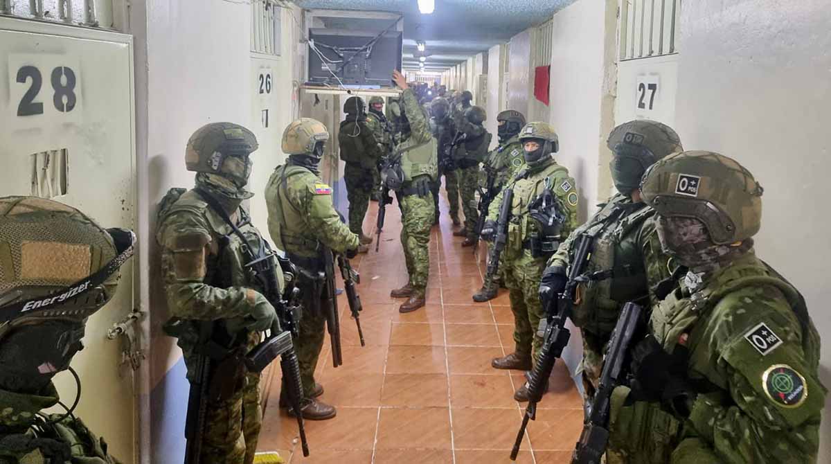 Durante un operativo de control en la cárcel de Chimborazo se halló varios objetos como armas de fuego, drogas y otros artículos. Foto: Twitter