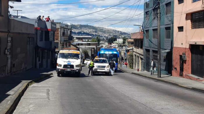 Un motociclista falleció en un siniestro de tránsito este miércoles 28 de junio, en el sur de Quito. Foto: AMT