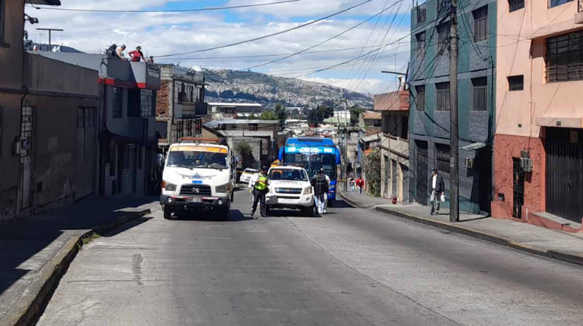 Un motociclista falleció en un siniestro de tránsito este miércoles 28 de junio, en el sur de Quito. Foto: AMT