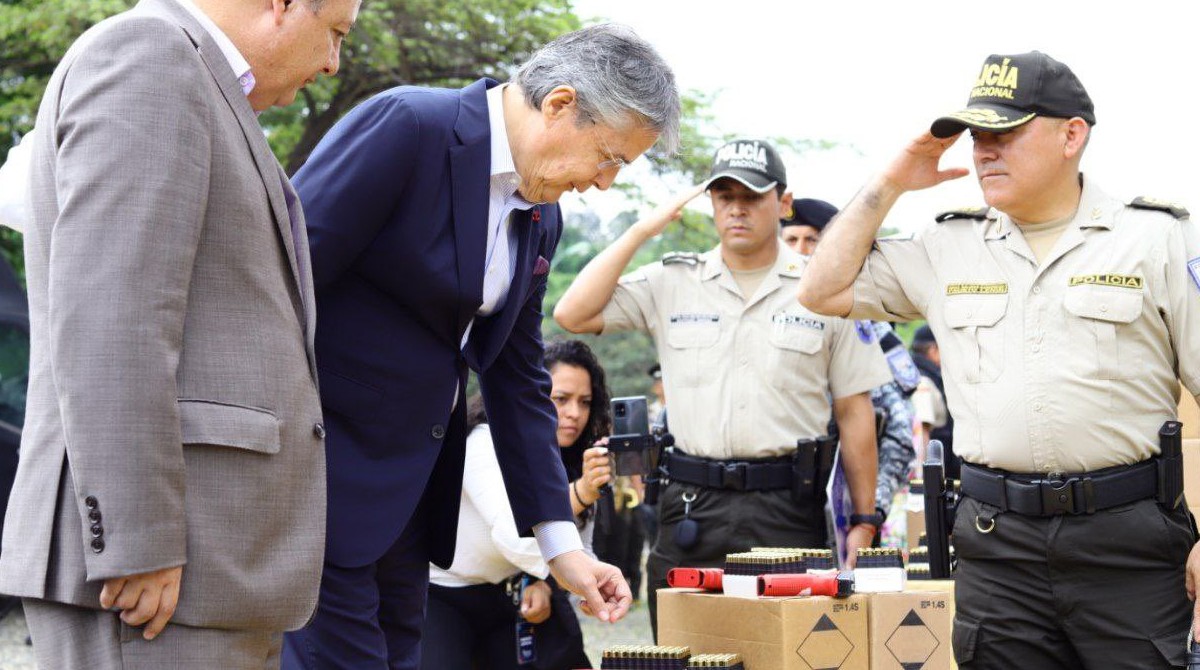 Guillermo Lasso entrega municiones para reentrenamiento en uso de armas de fuego. Foto: Ministerio del Interior