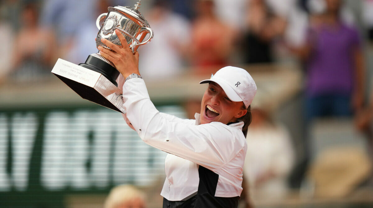 La tenista Iga Swiatek celebra con el trofeo que ganó el Roland Garros. La polaca ganó su tercer Roland Garros. Foto: Dino García para EL COMERCIO.
