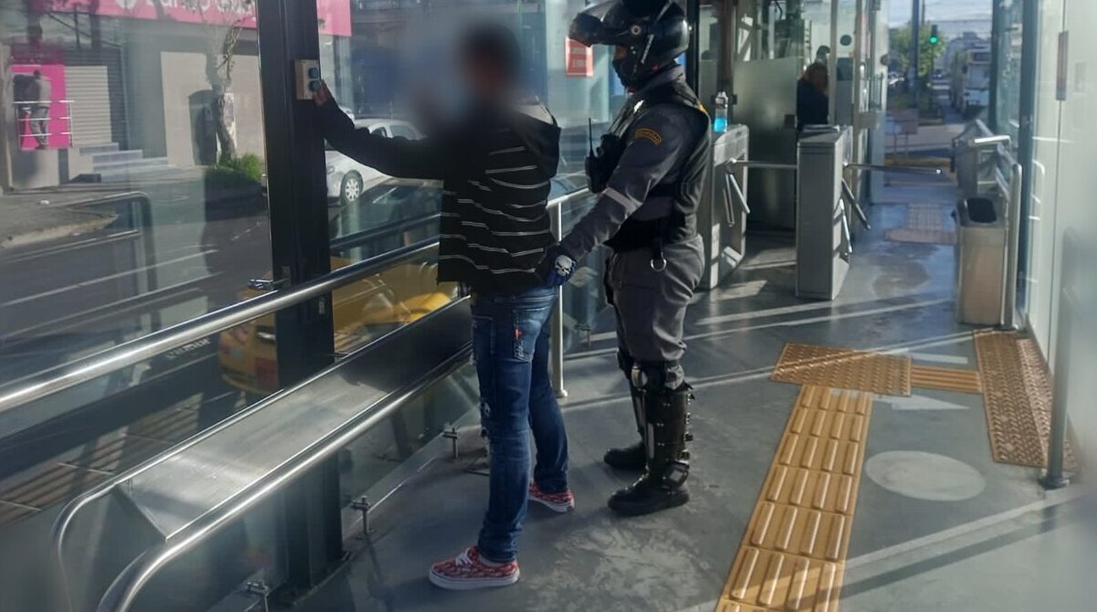 El pasado 22 de junio, un hombre fue aprehendido por el hurto de un celular en el Trolebús. Foto: Empresas de Pasajeros Quito