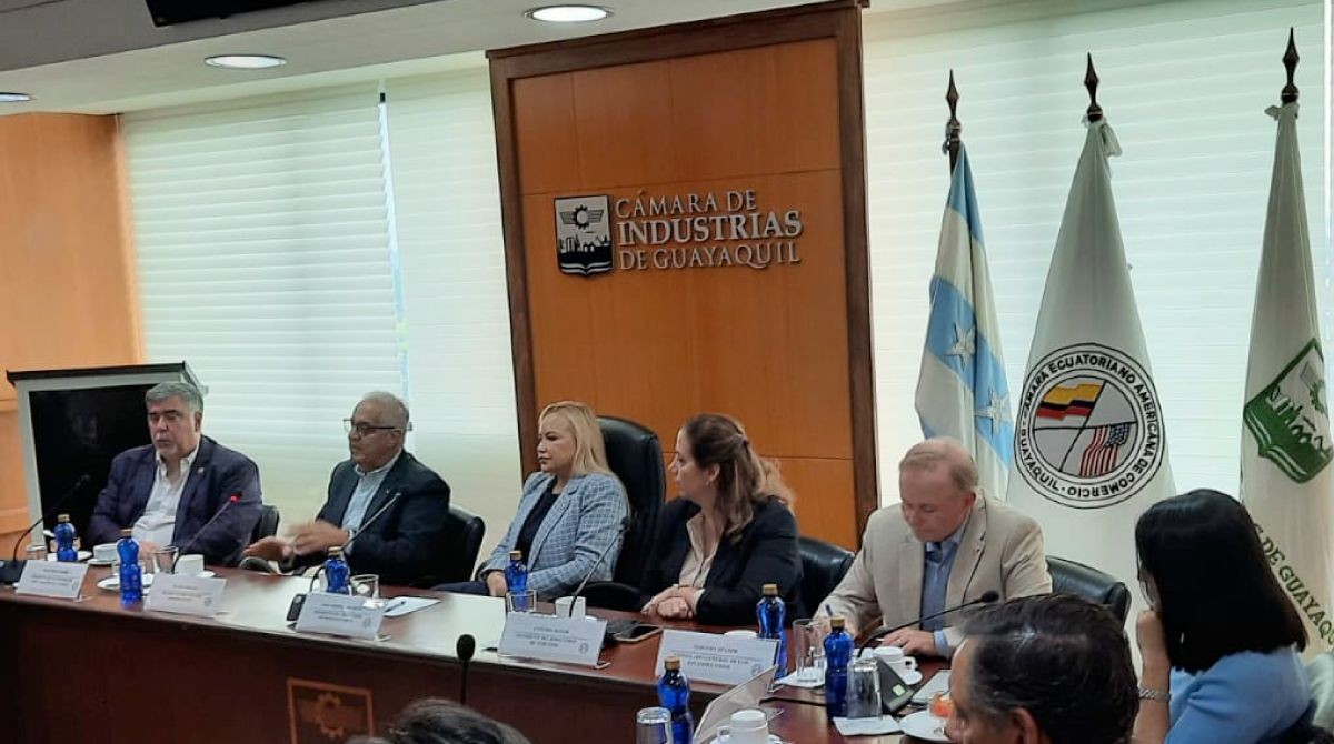 Los ejecutivos de Amcham explican en Guayaquil los beneficios de la Ley IDEA que dos senadores de EE.UU. propusieron para que Ecuador forme parte de las preferencias arancelarias que tienen los países del Caribe. Foto: Cortesía / Fedexpor