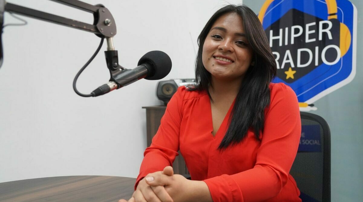 La ecuatoriana Lorena Ankuash, ganadora del Premio Reportaje de RFI en español 2023. Foto: Facebook Carrera de Comunicación UPS Cuenca