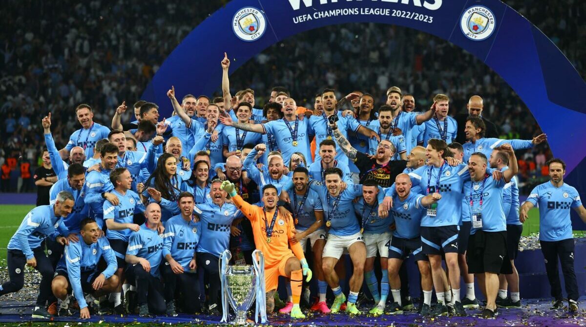 Los jugadores del Manchester City, cuerpo técnico, asistentes... celebran el título que ganaron en la Champions League. Foto: EFE