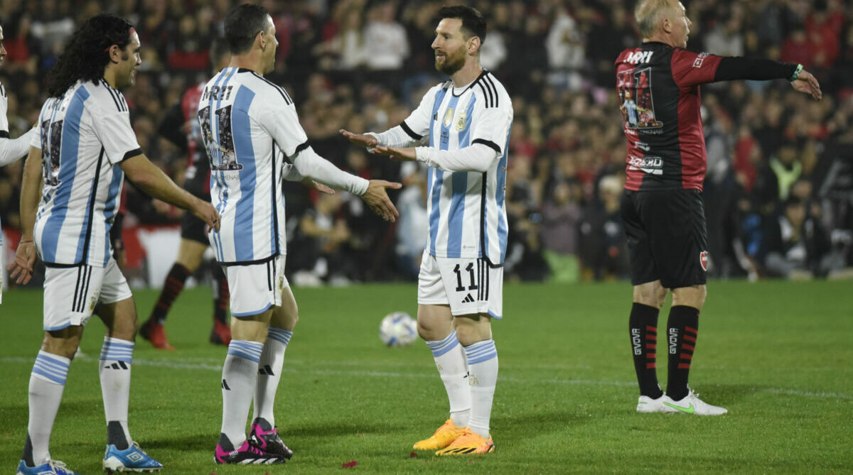Lionel Messi saluda con Maxi Rodríguez, en la despedida de este último, en Rosario. Foto: EFE
