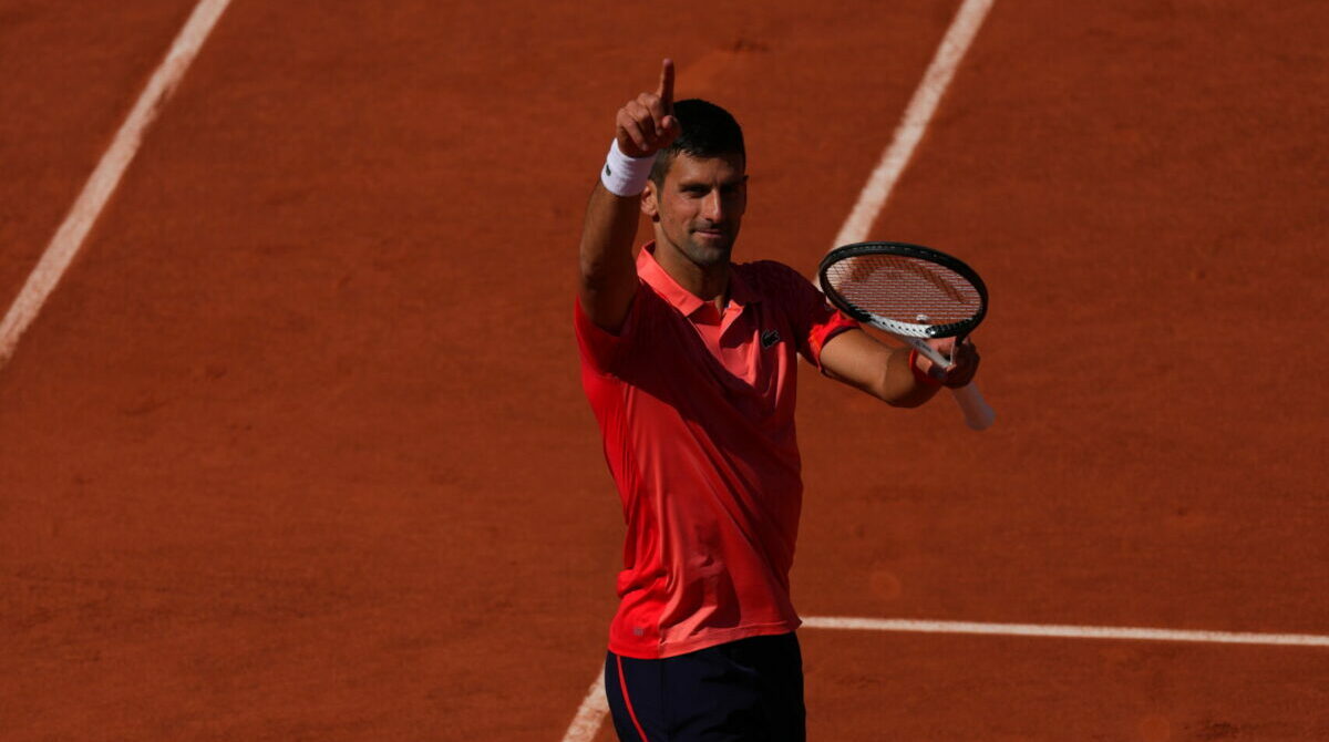 Novak Djokovic celebra el triunfo sobre el ruso Karen Khachanov, en el Roland Garros. Foto: Dino García para EL COMERCIO
