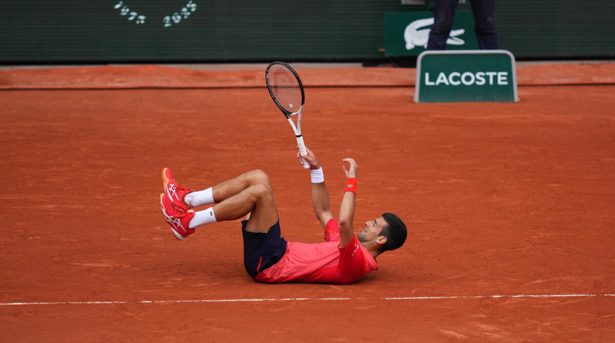 Novak Djokovic festeja tras ganar el Roland Garros. Obtuvo su Grand Slam 23. Foto: Dino García, especial para EL COMERCIO, desde París.