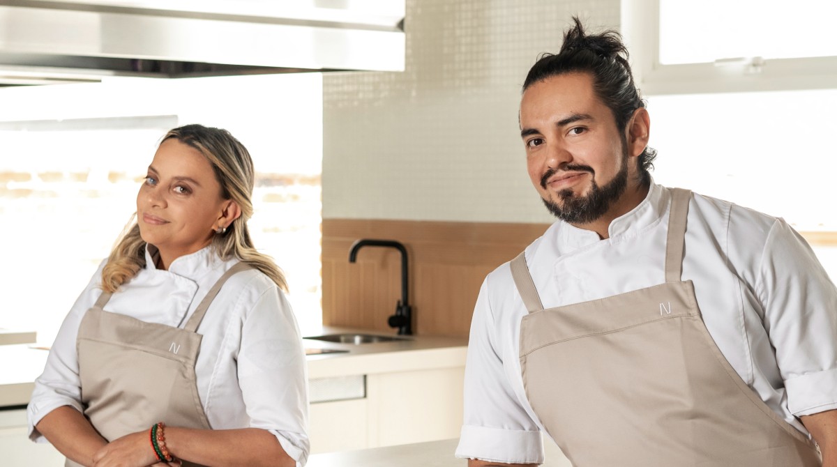 Pía Salazar y Alejandro Chamorro en las cocinas de su restaurante Nuema. Foto: Cortesía