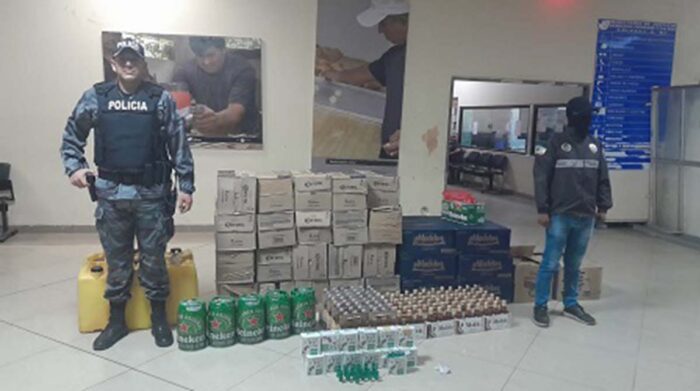 Un hombre intentó ingresar bebidas alcohólicas y municiones a la cárcel de Guayaquil. Foto: Policía Nacional