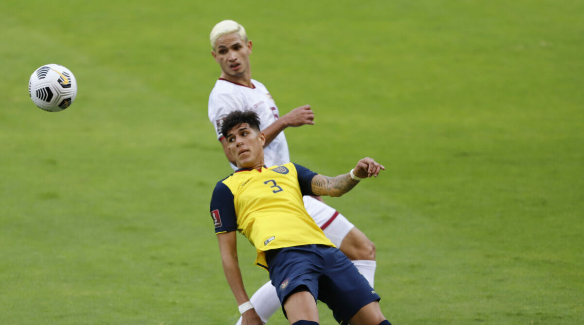 Piero Hincapié en un partido de las eliminatorias del 2022 ante Venezuela. Foto: Patricio Terán / El Comercio