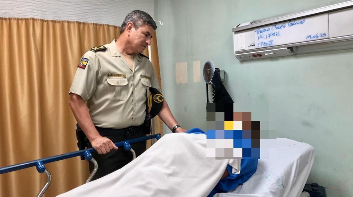 El subcomandante de la Zona 8, coronel Fabary Montalvo, visitó en el hospital a los policías heridos. Foto: Policía Nacional