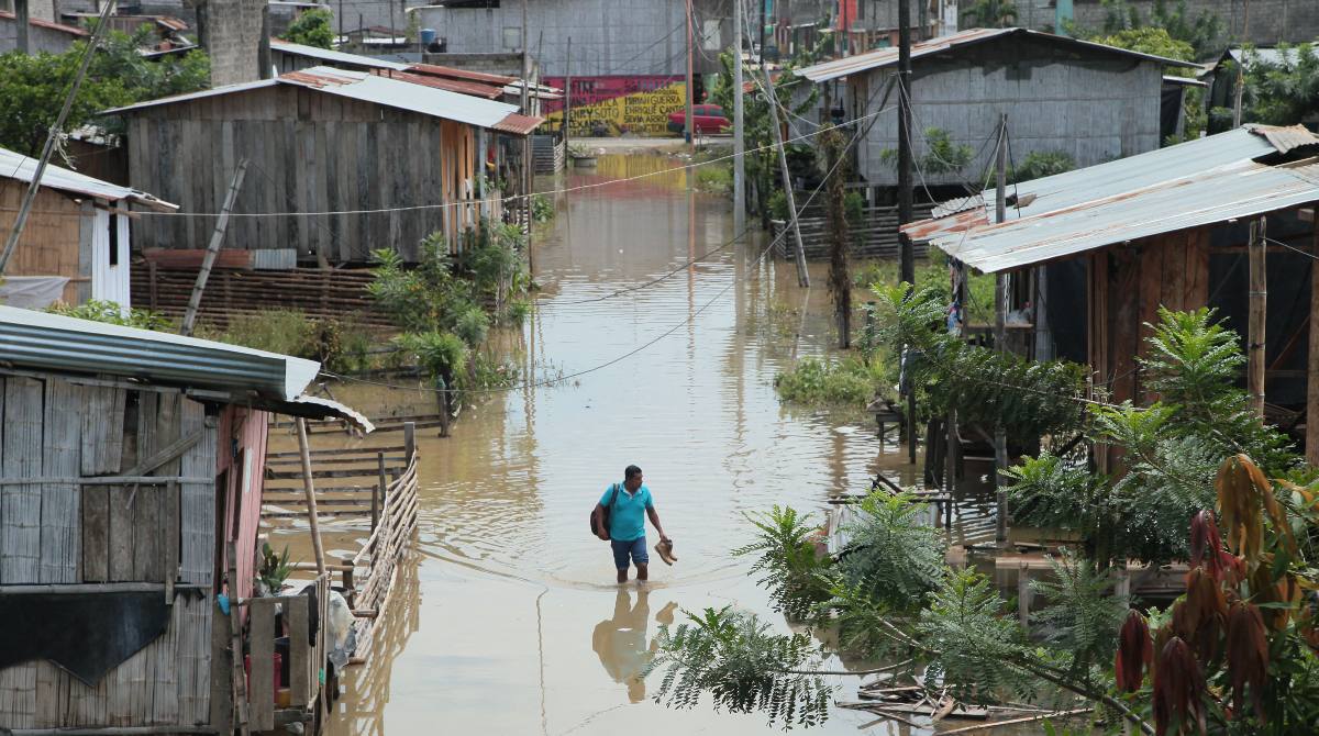 Santa Lucía (Guayas) es parte de los 39 cantones expuestos a inundaciones, según las evaluaciones de Gestión de Riesgos. Esta localidad fue declarada en emergencia en abril por el impacto del temporal. 6,7 millones de ecuatorianos estarían, probablemente, expuestos a las afectaciones por inundación. Enrique Pesantes/EL COMERCIO