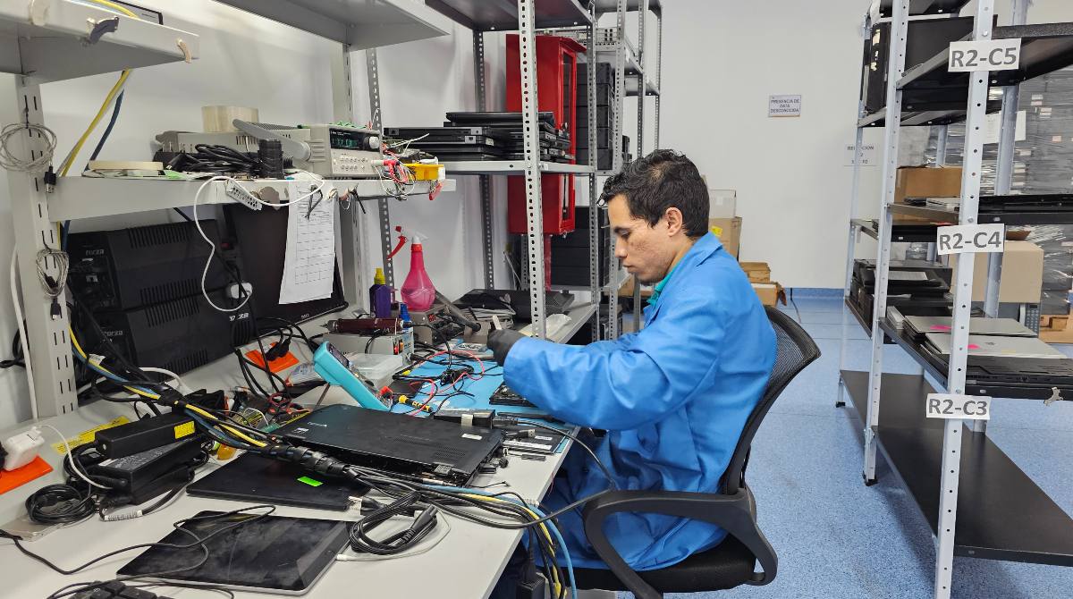 Los técnicos de Vertmonde verifican cada computadora que será reacondicionada para estudiantes. Foto Diego Ortiz / EL COMERCIO