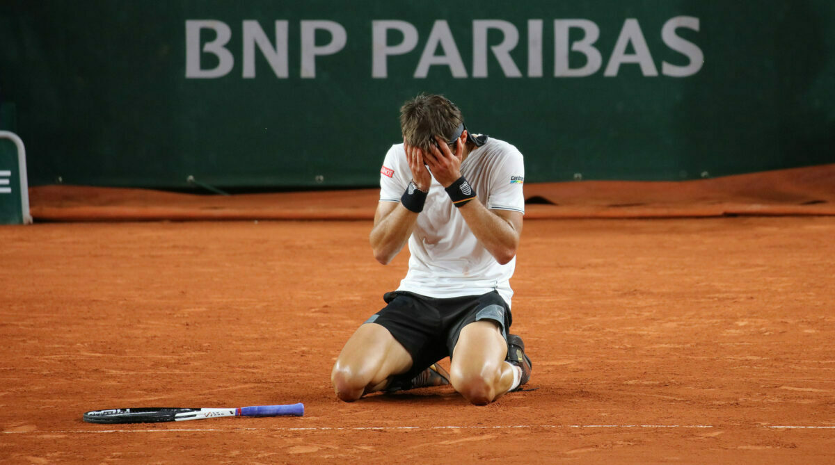 El argentino Tomás Etcheverry celebra tras pasar a cuartos de final del Roland Garros. Su próximo rival es Alexander Zverev. Foto: Dino García