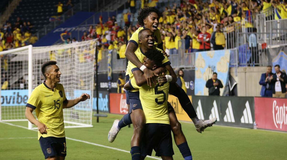 Los jugadores ecuatorianos celebran el gol de William Pacho ante Costa Rica, en el estadio de Filadelfia. Foto: La Tri