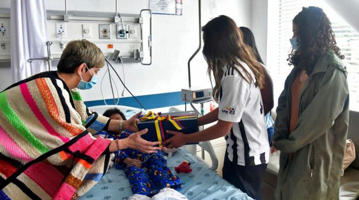 La primera dama de Colombia, Verónica Alcocer (i), durante su visita a los niños rescatados de la selva amazónica que permanecieron 40 días perdidos, tras sobrevivir a un accidente aéreo. Foto: EFE/ Presidencia de Colombia.