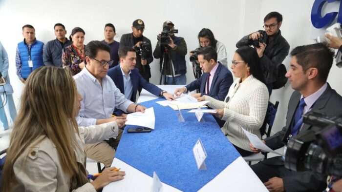 Fernando Villavicencio, junto con Andrea González, aceptaron la candidatura a la Presidencia para las elecciones de agosto próximo. Foto: Cortesía CNE.