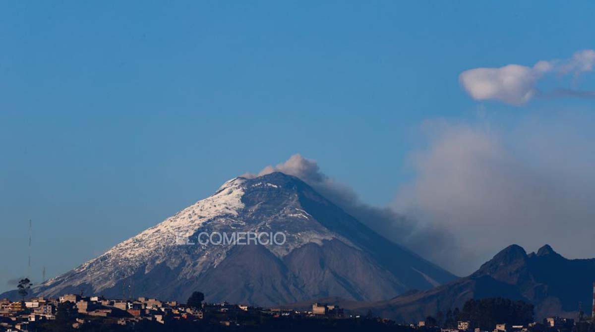 Desde Quito aún se observan emisiones leves de gases y vapor de agua del volcán Cotopaxi. Foto: Patricio Terán / EL COMERCIO