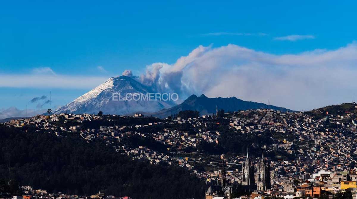 El cielo despejado de Quito permite observar la actividad del volcán Cotopaxi. Foto: Patricio Terán / EL COMERCIO
