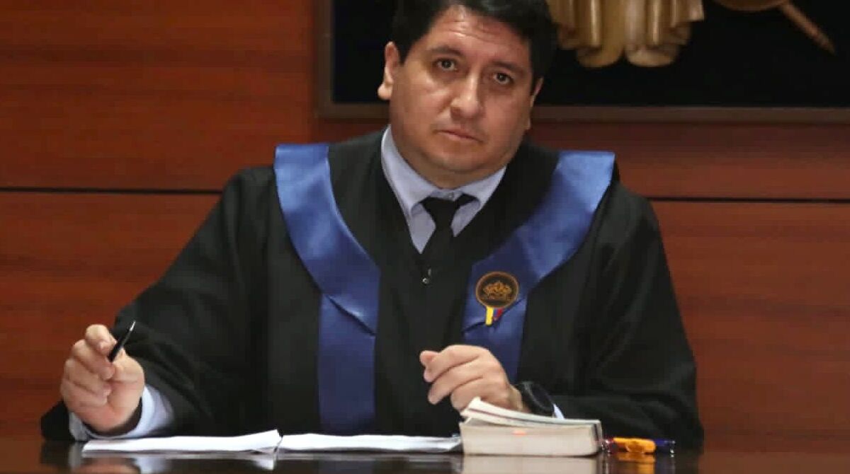 El conjuez nacional Mauricio Espinosa ordenó medidas alternativas a la prisión para las tres nuevas procesadas en el caso Sinohydro. Foto: Fiscalía