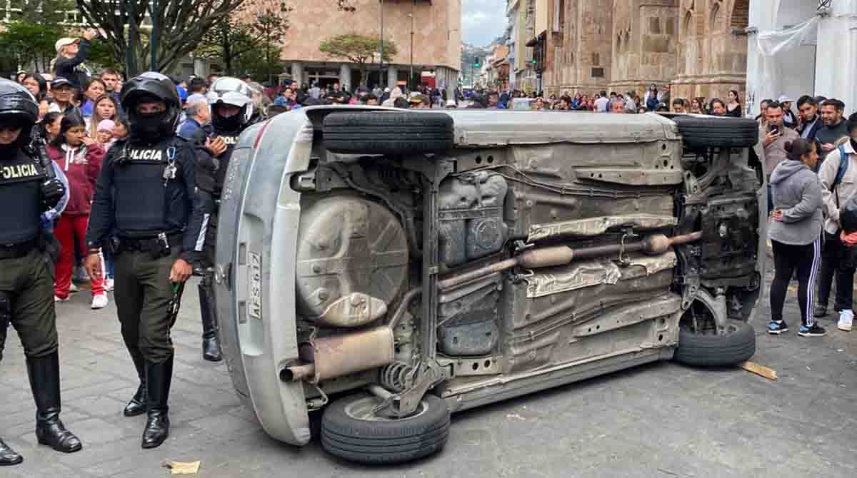 Ciudadanos intentaron quemar un vehículo donde, supuestamente, se transportaban dos sospechosos de robar a un hombre en el Centro Histórico de Cuenca. Foto: EL COMERCIO