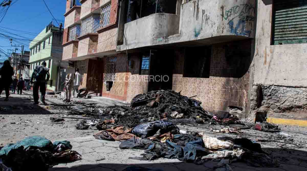 Restos incinerados y escombros permanecen en la calle tras los hehos violentos registrados en el Comité del Pueblo. Foto: EL COMERCIO