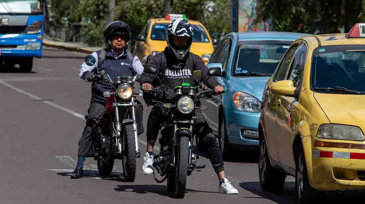 Los motociclistas están entre los actores más vulnerables de la movilidad en Quito. Foto: Carlos Noriega / EL COMERCIO