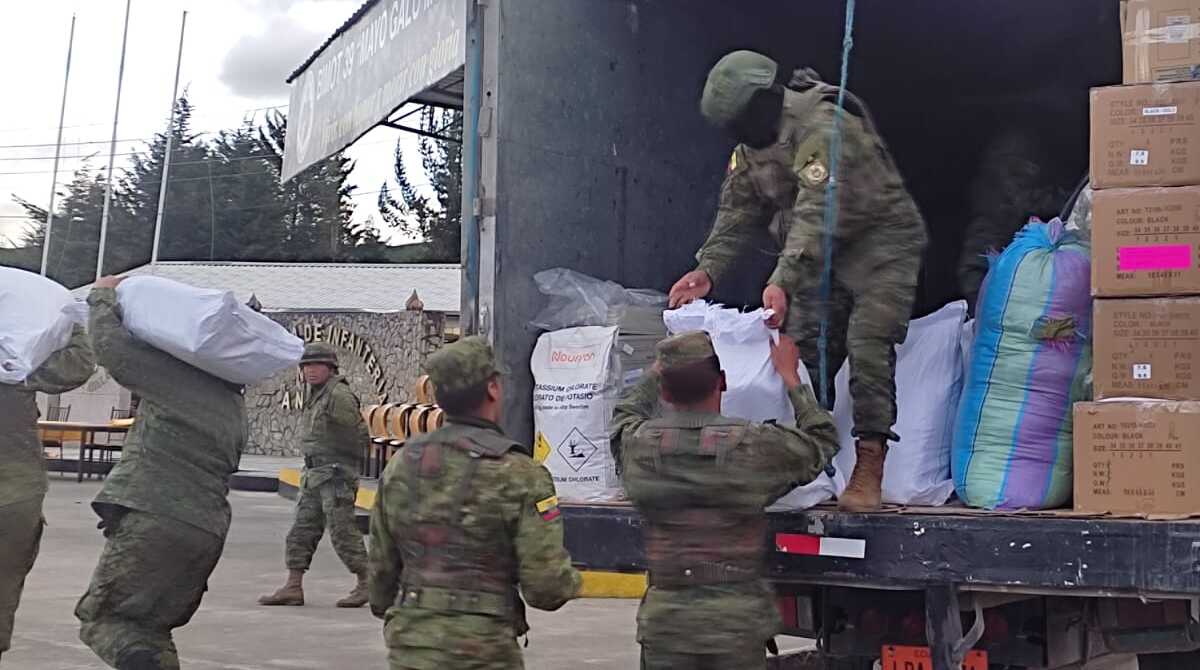 Militares decomisaron 24 000 unidades de cápsulas ordinarias y 170 sacos de clorato de potasio, durante operación contra la minería ilegal. Foto: Fuerzas Armadas