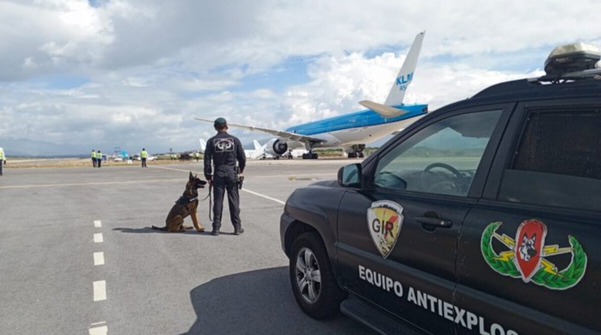 La Policía se desplazó al aeropuerto de Quito ante una amenaza de bomba en un avión. Foto: Policía Nacional