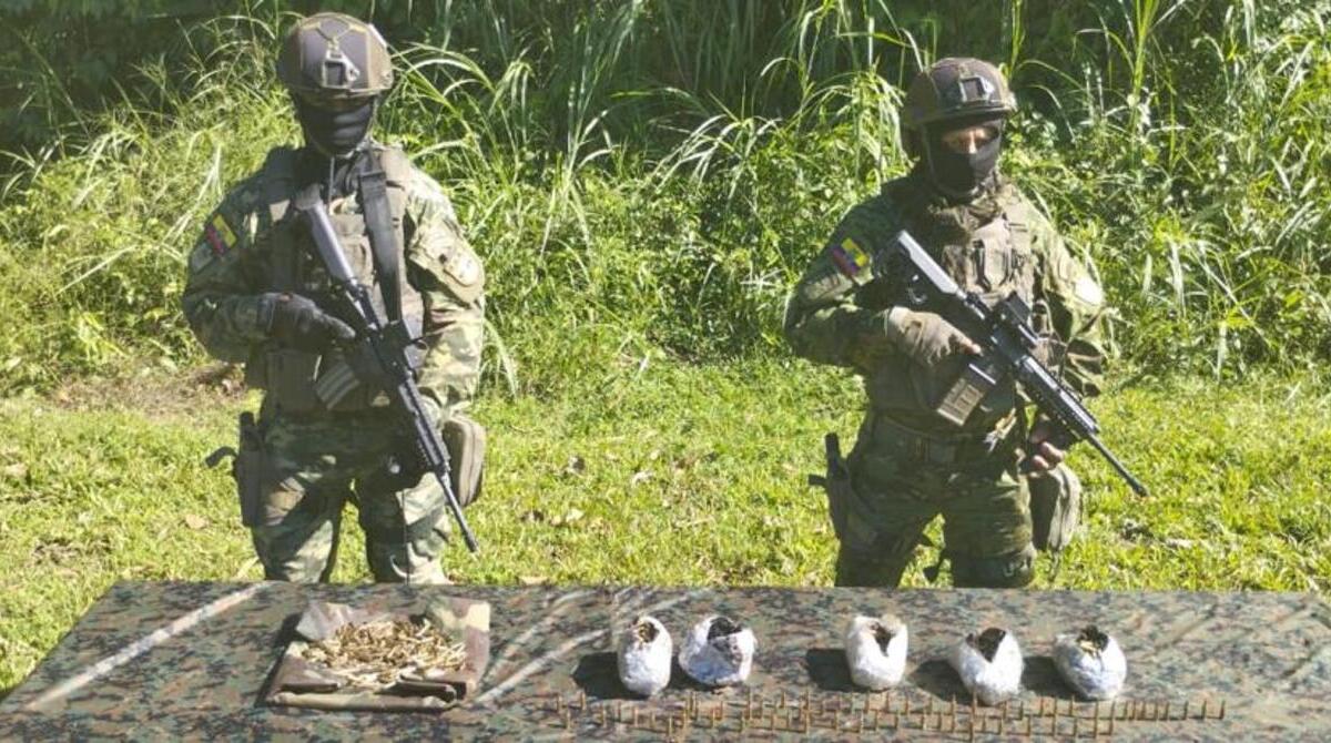 Militares se decomisaron municiones en una base usada por presuntos disidentes de las FARC. Foto: Fuerzas Armadas