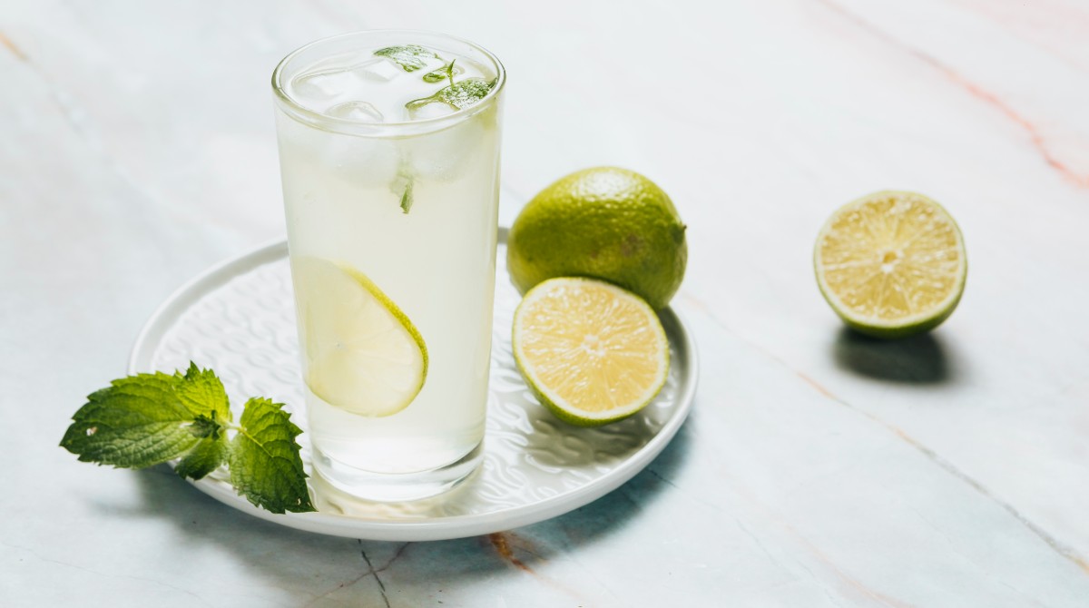 El limón contiene antioxidantes que le permiten al cuerpo combatir los radicales libres que ocasionan el envejecimiento prematuro. Foto: Freepik