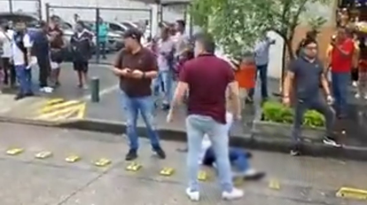 La Policía Nacional abatió a un asaltante e hirió a otro en un enfrentamiento en el centro de Guayaquil el martes 27 de junio de 2023. Foto captura de pantalla