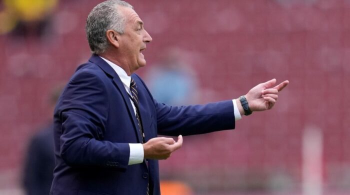 El entrenador Gustavo Alfaro da indicaciones en un partido de las eliminatorias sudamericanas ante Paraguay. EFE