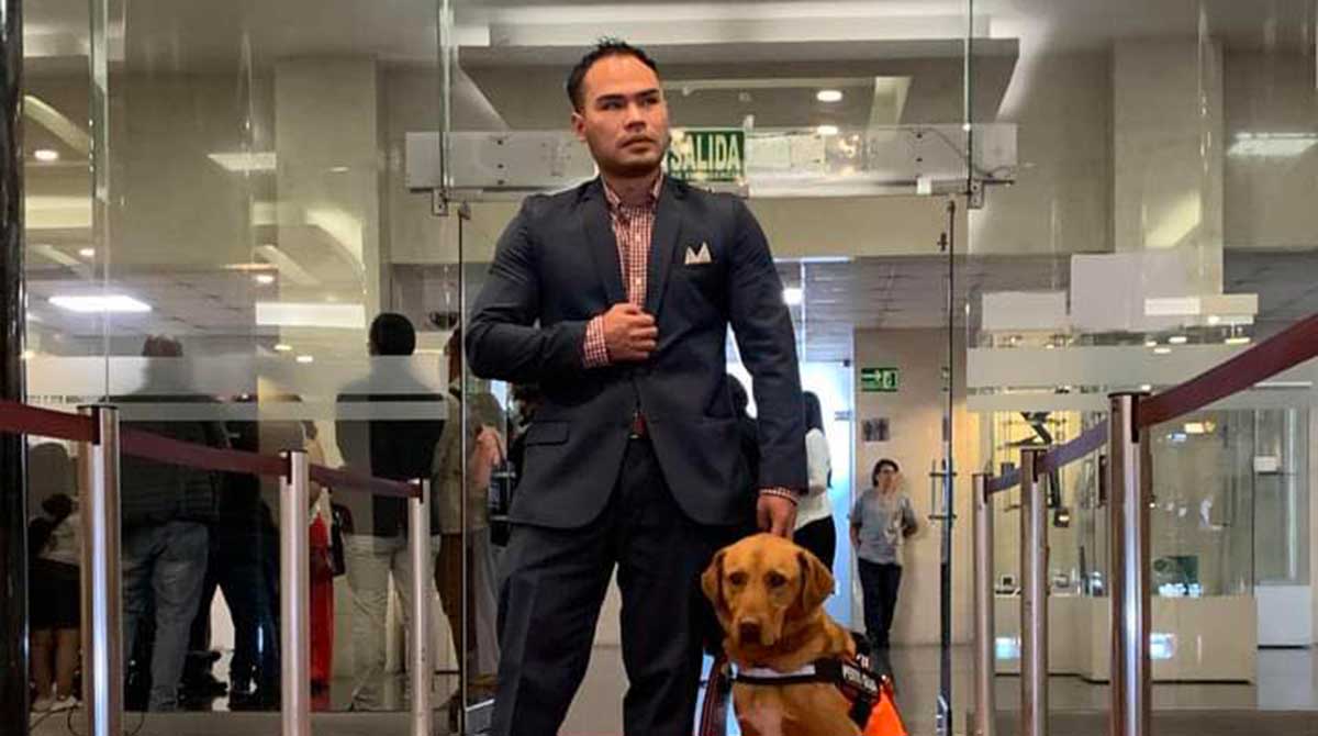 Andy Díaz tiene un perro guía llamado Kenshi debido a que tiene discapacidad visual. Foto: Facebook Andy Díaz