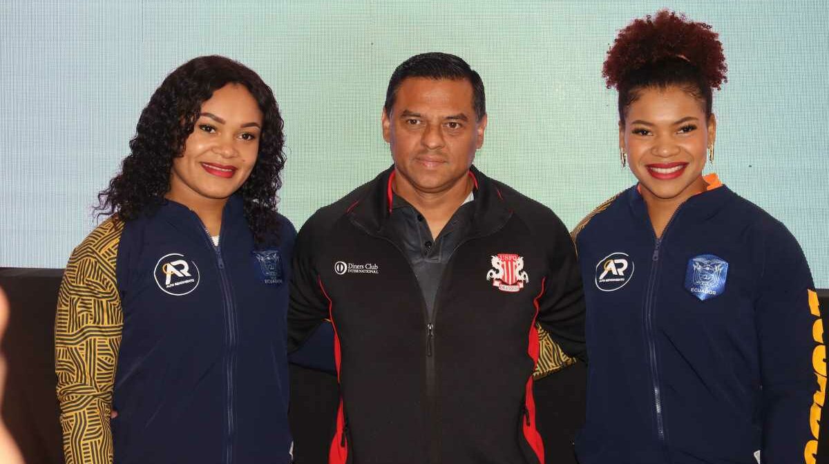 Neisi Dajomes (izq.) y Angie Palacios con el entrenador Wálter Llerena. Foto: Ministerio del Deporte