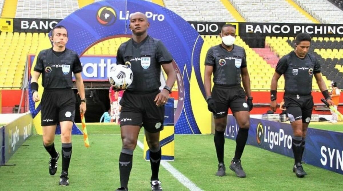 El árbitro de fútbol ecuatoriano, Augusto Aragón (segundo desde la izquierda) fue criticado por un error que cometió en la Copa Sudamericana. Foto: LigaPro