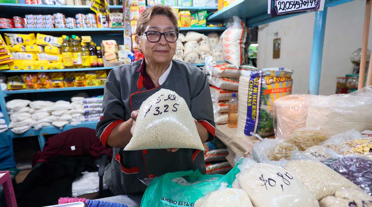 Comerciantes dicen que el precio del quintal de arroz ha incrementado. Foto: Diego Pallero / EL COMERCIO