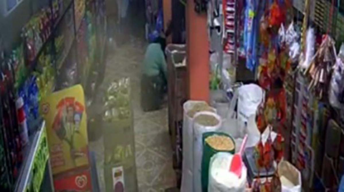 Una familia fue víctima de un violento robo en su local comercial y vivienda en Machachi. Foto: Captura de pantalla