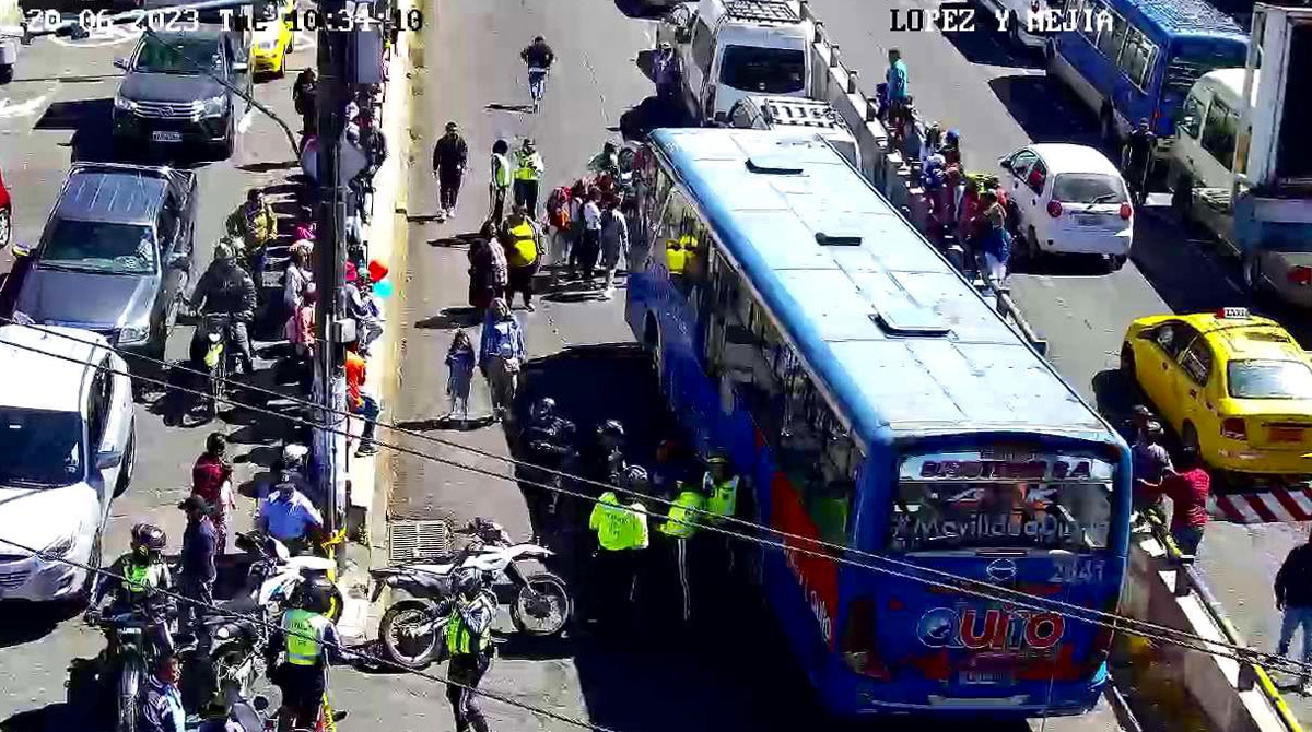 La persona atropellada estaba cerca de un bus de servicio urbano, que se detuvo en el sector de El Tejar. Foto: ECU 911